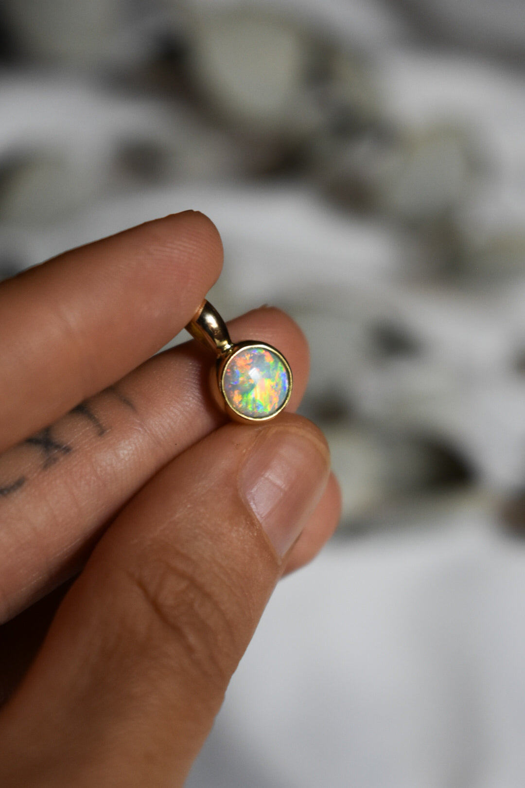 18k solid gold crystal opal pendant round