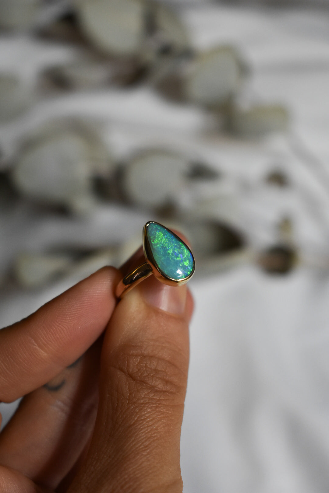 18K solid gold dark base Opal ring - size 6