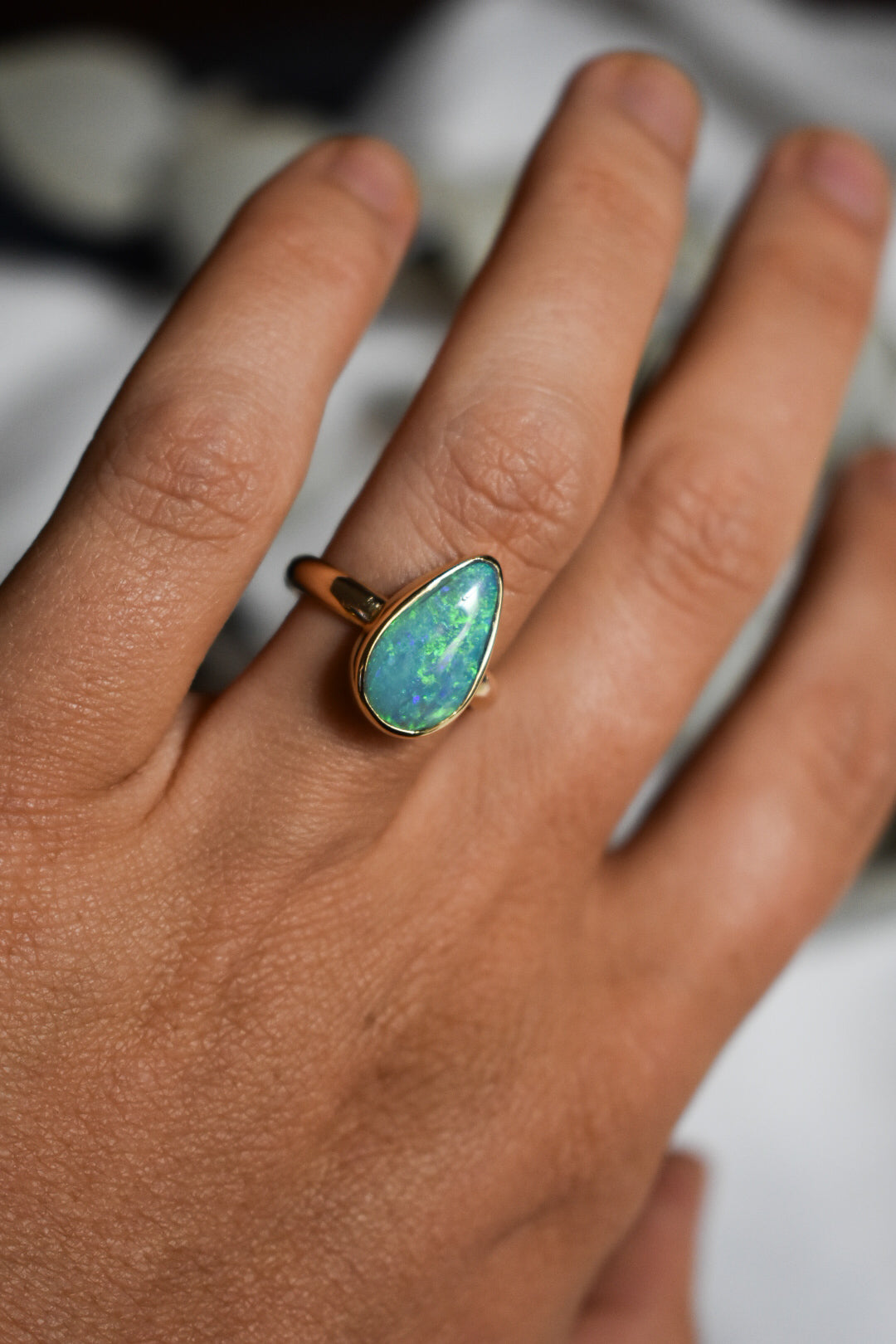18K solid gold dark base Opal ring - size 6