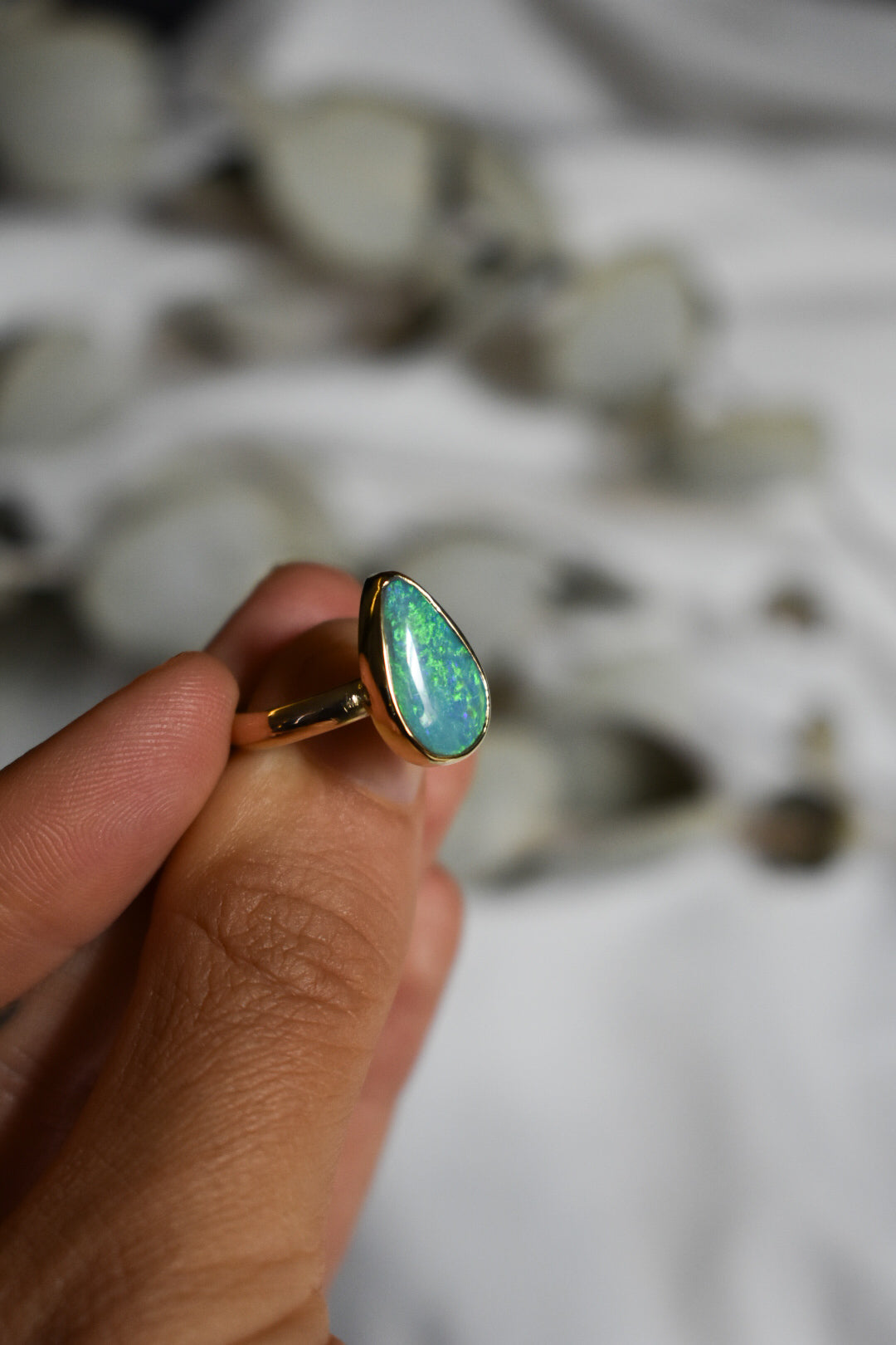 18K solid gold dark base Opal ring - size 6