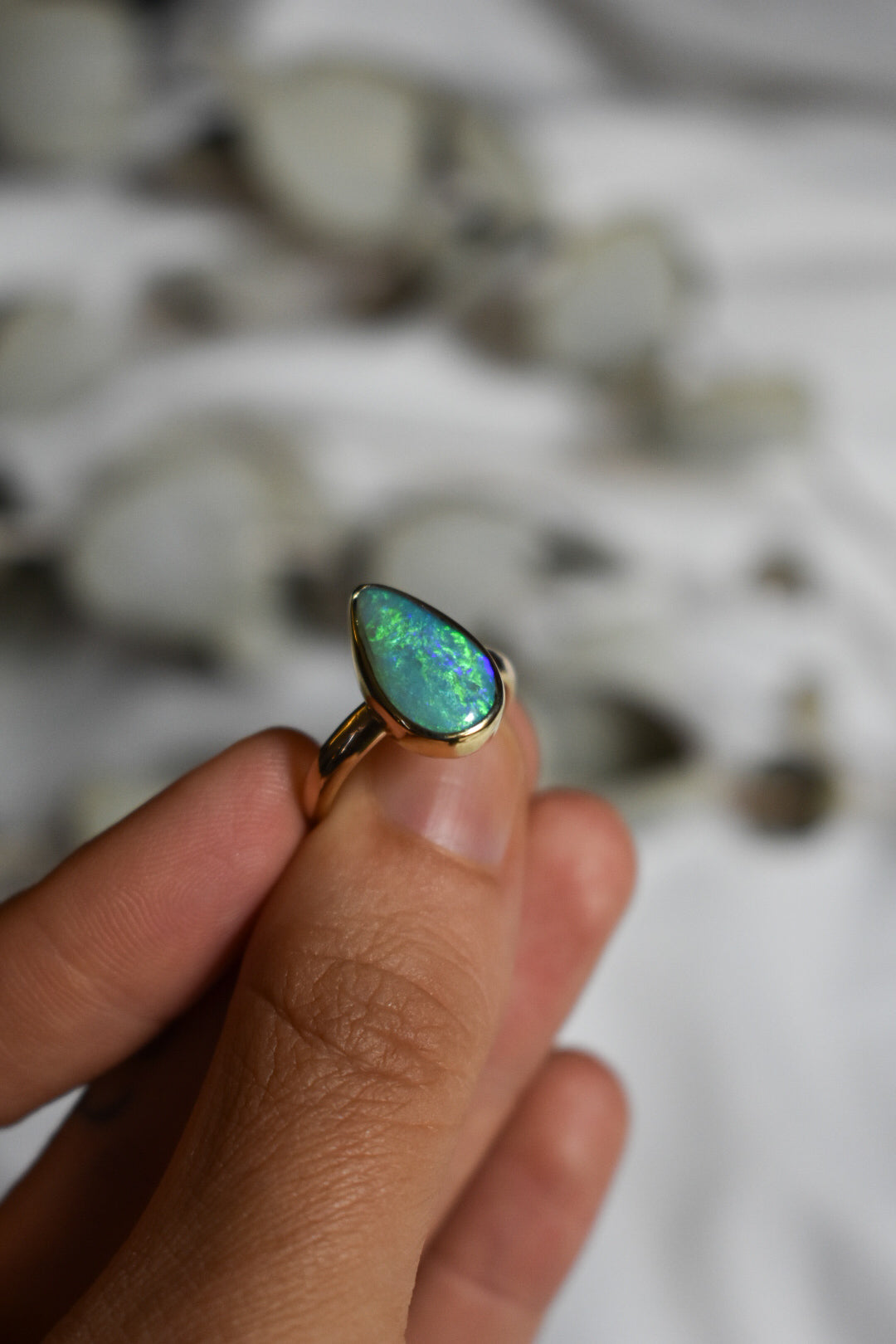 18K solid gold dark base Opal ring - size 6