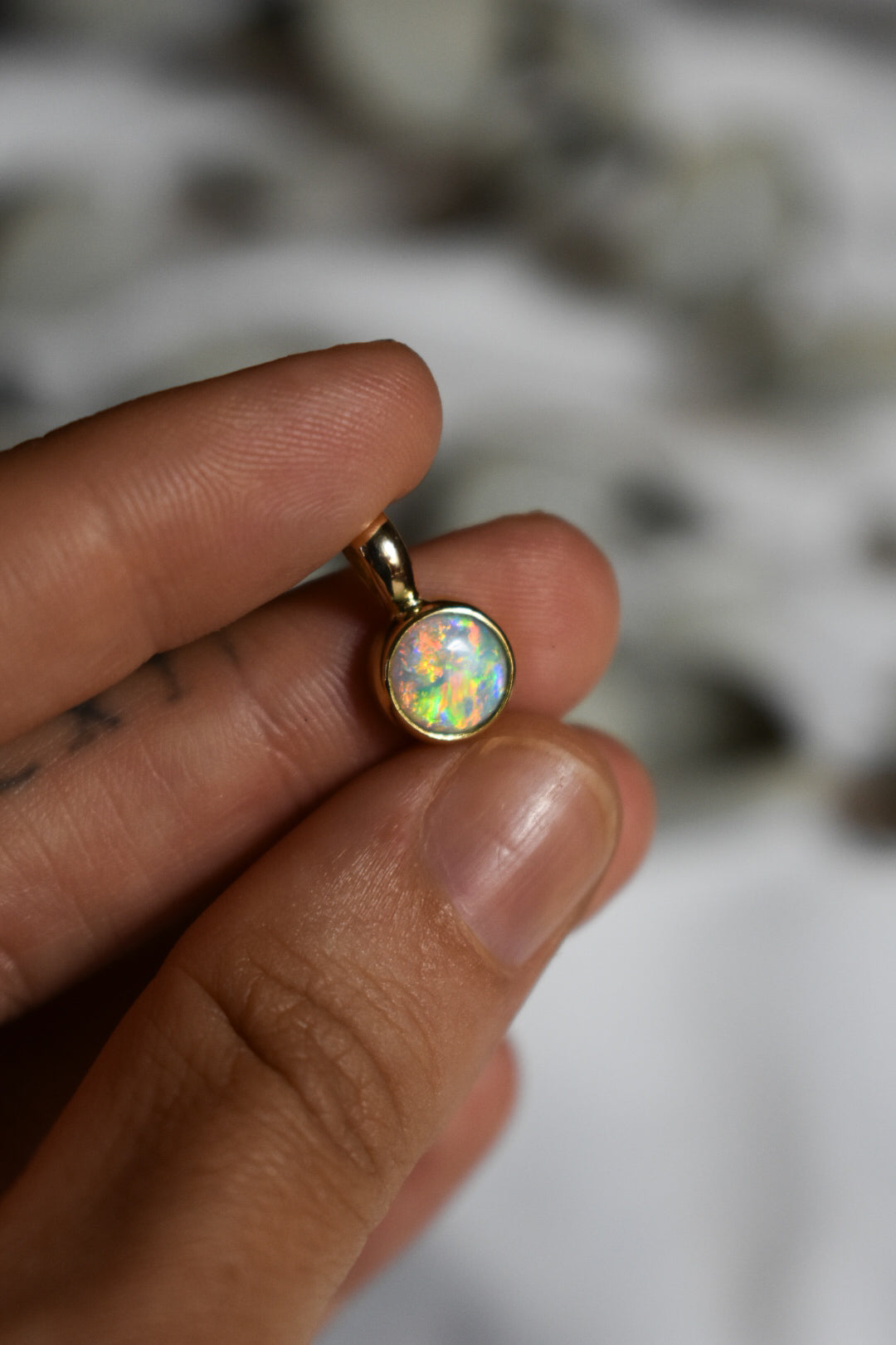 18k solid gold crystal opal pendant round