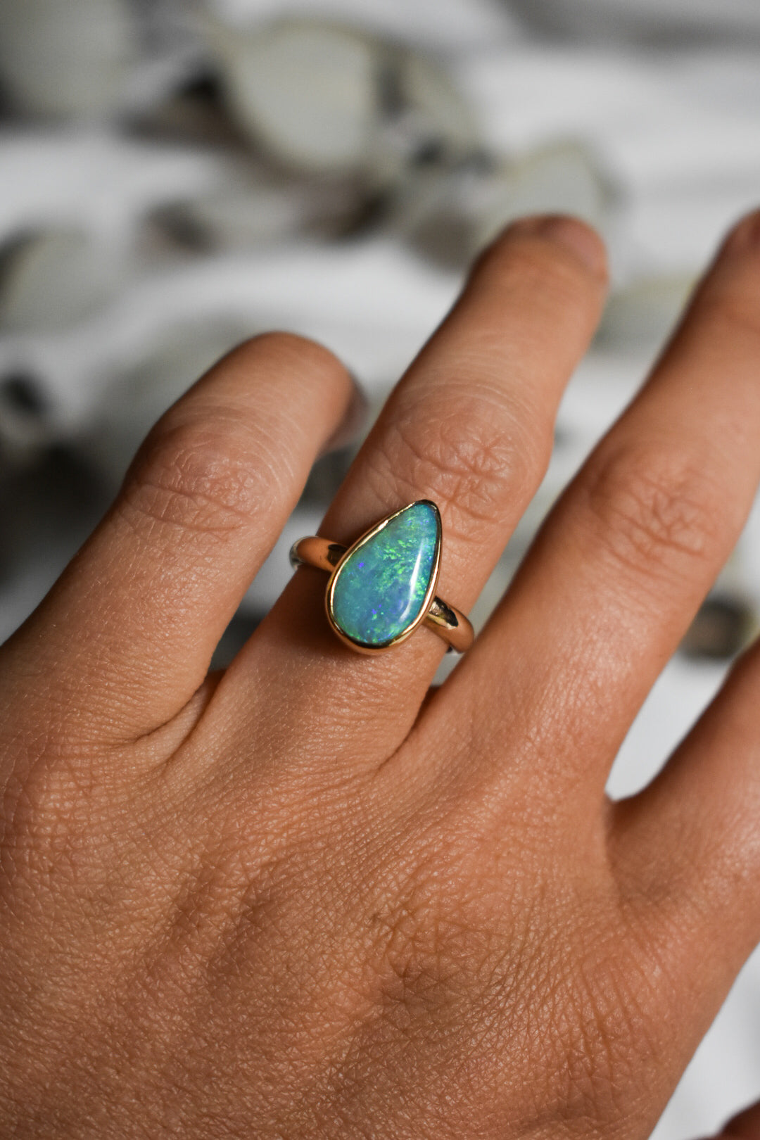 18K solid gold dark base Opal ring - size 6