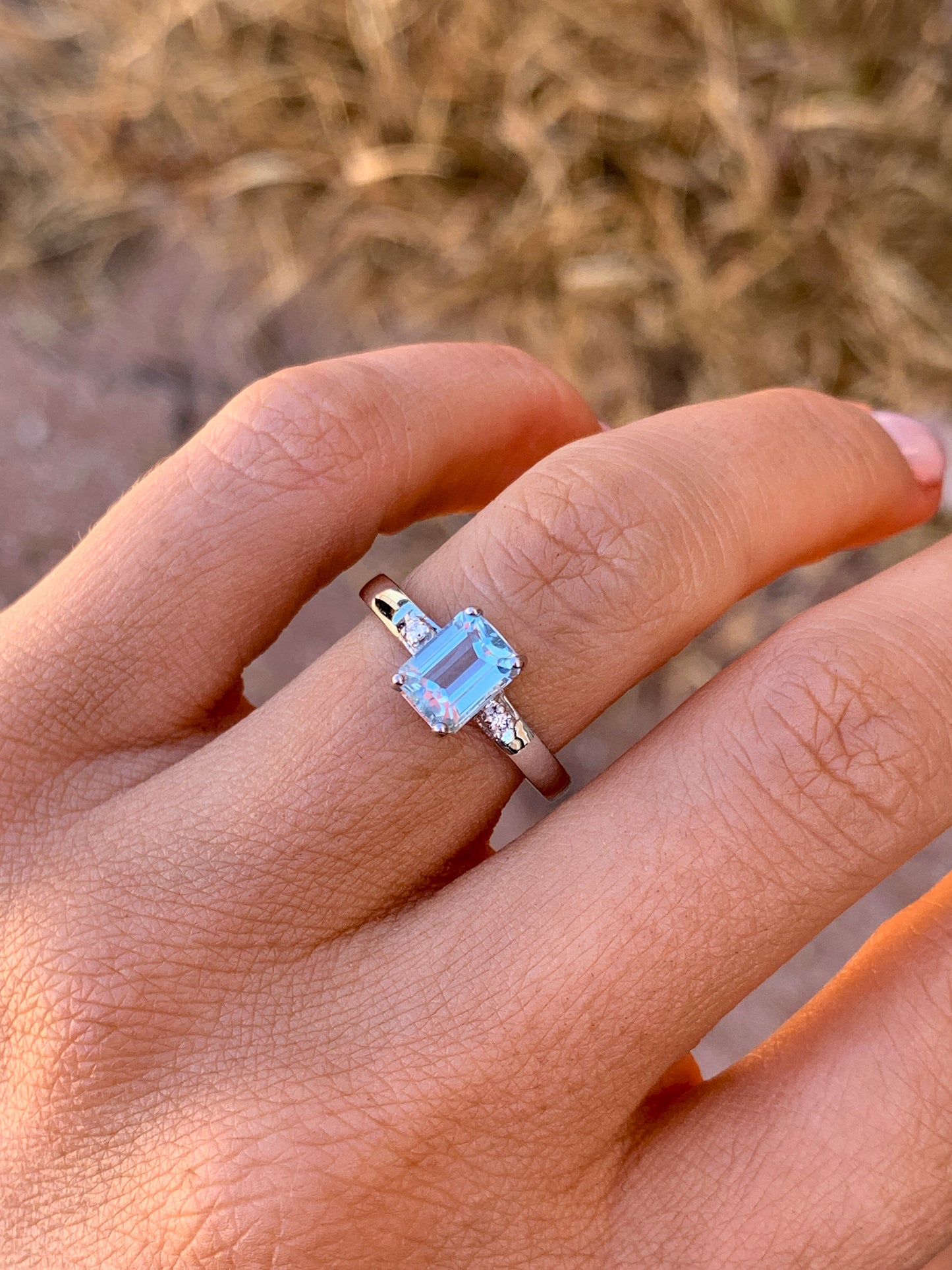 9k white gold Aquamarine & Diamonds - size 7