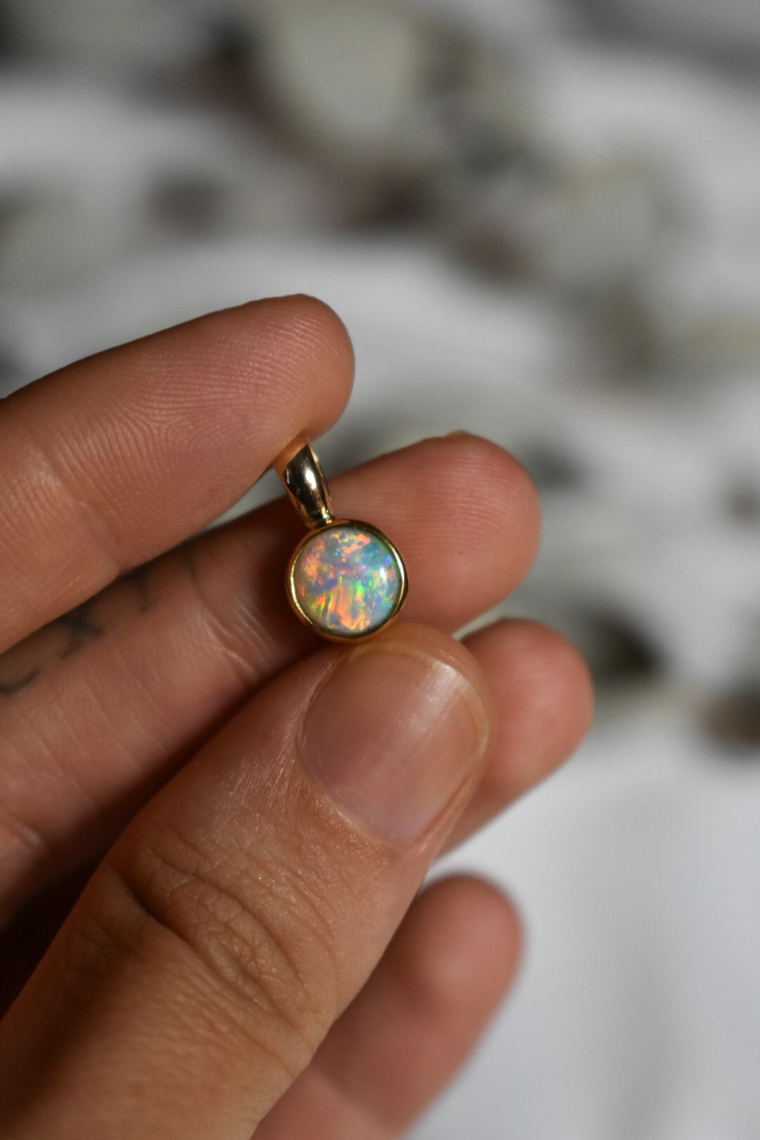 18k solid gold crystal opal pendant round