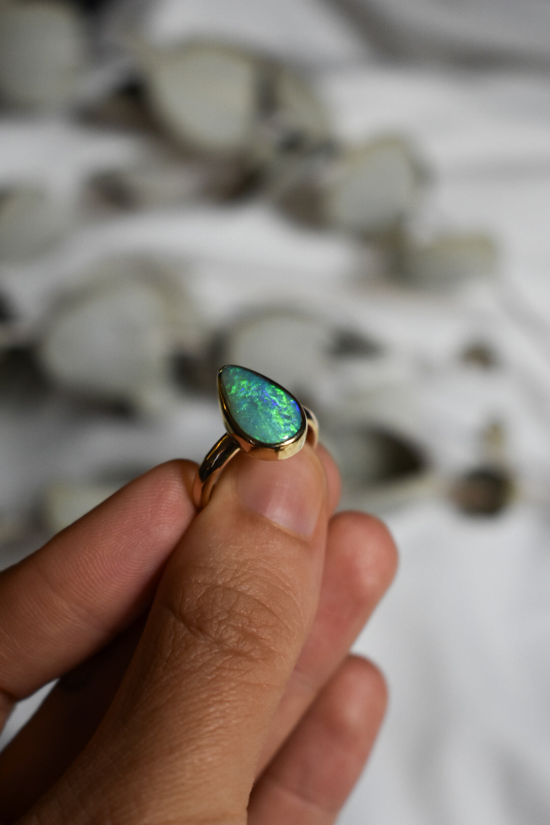 18K solid gold dark base Opal ring - size 6