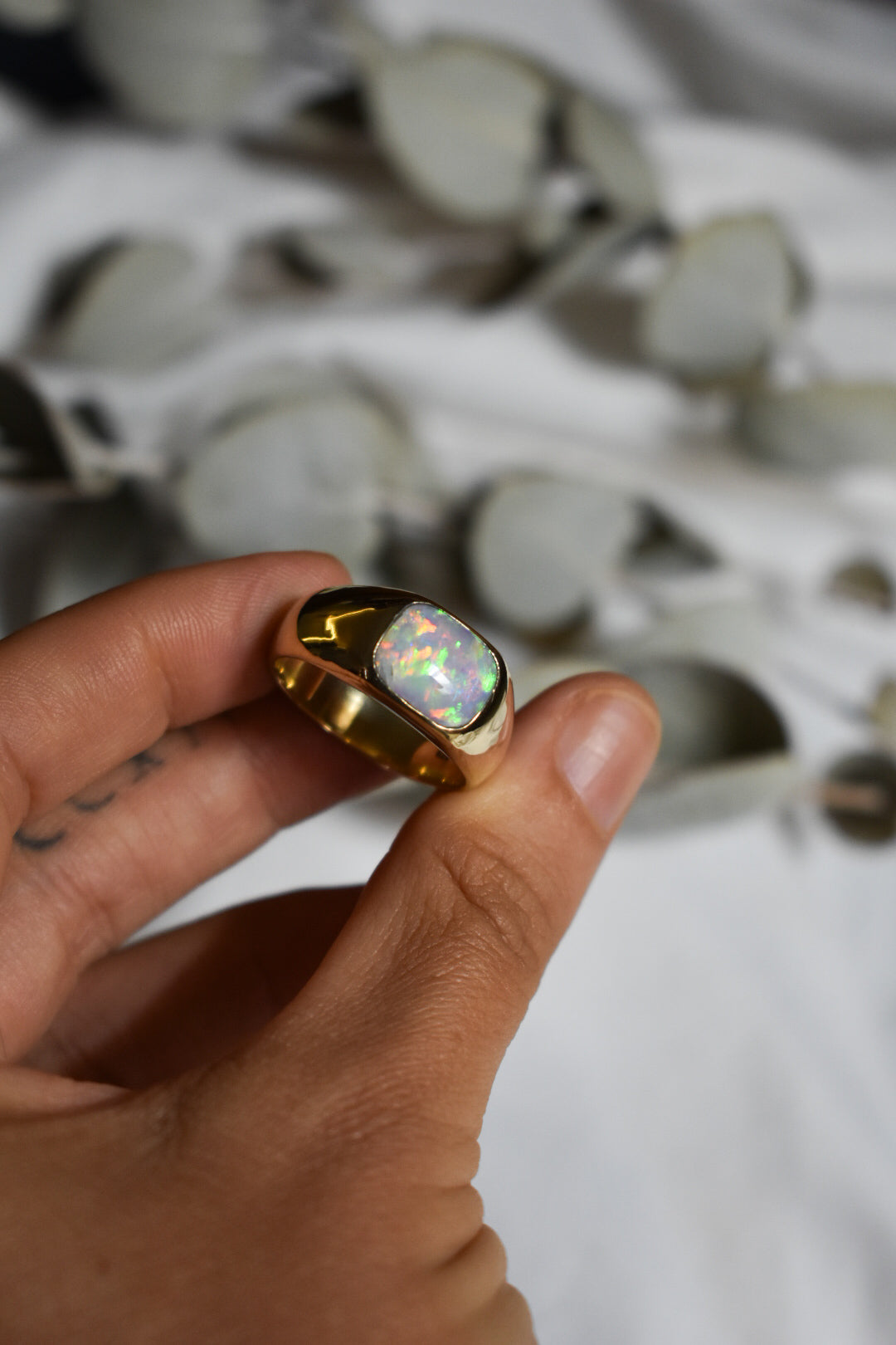 9K solid gold crystal Opal ring - size 11