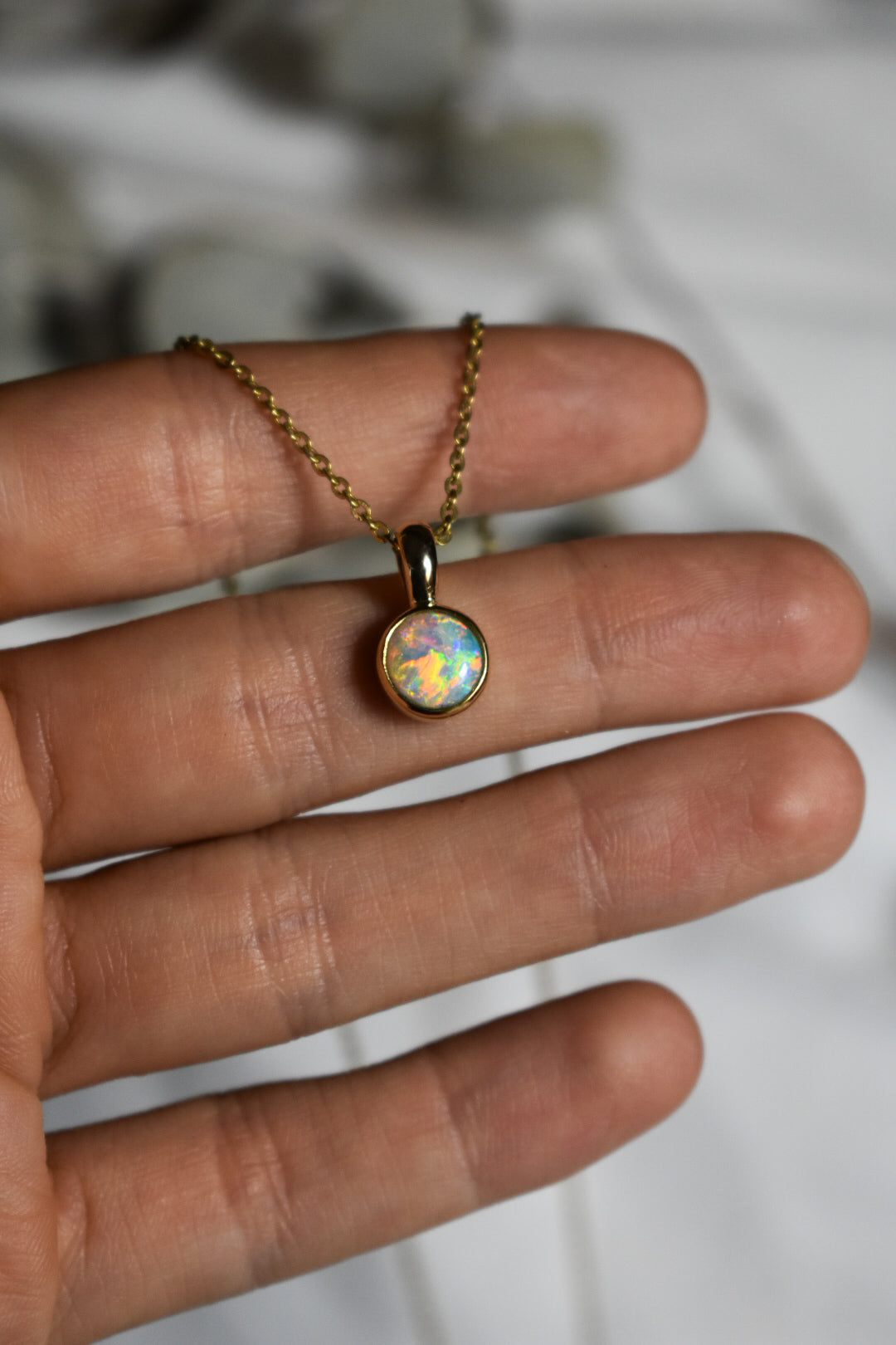 18k solid gold crystal opal pendant round