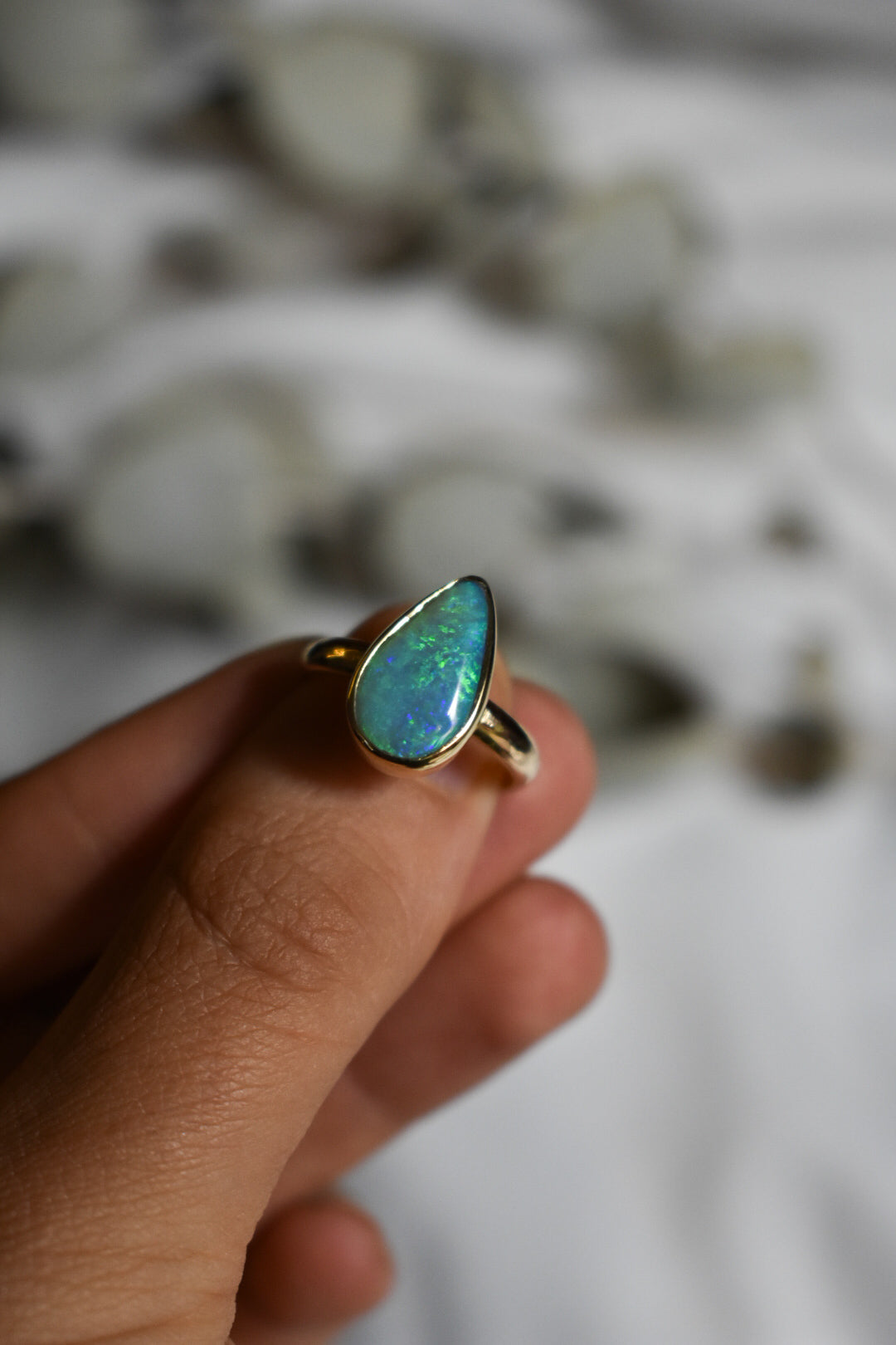 18K solid gold dark base Opal ring - size 6
