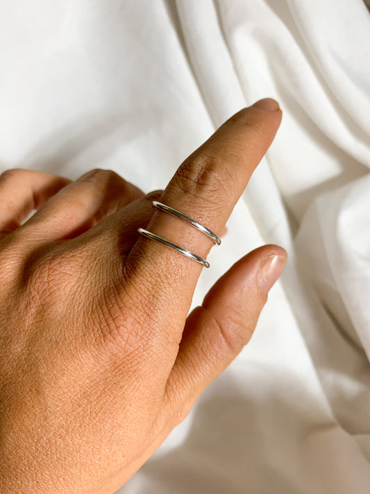 Adjustable double classic band ring
