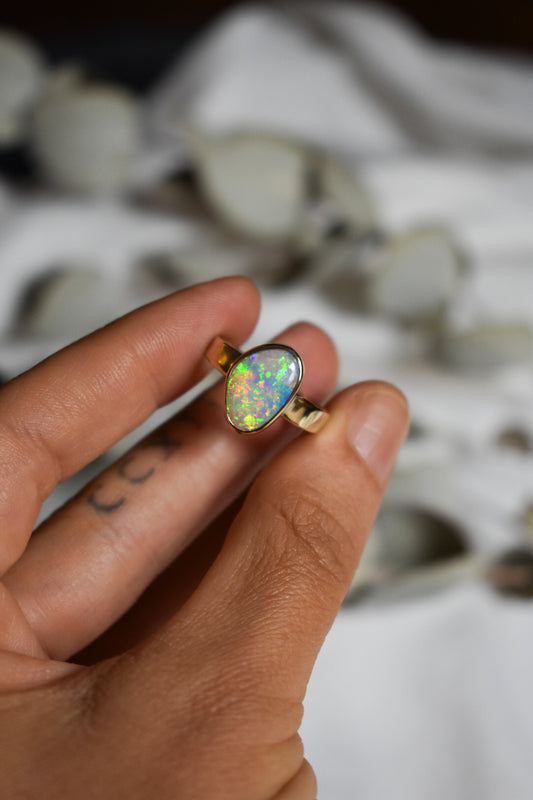 9K solid gold crystal Opal ring - size 8