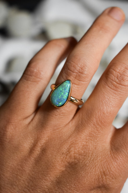 18K solid gold dark base Opal ring - size 6
