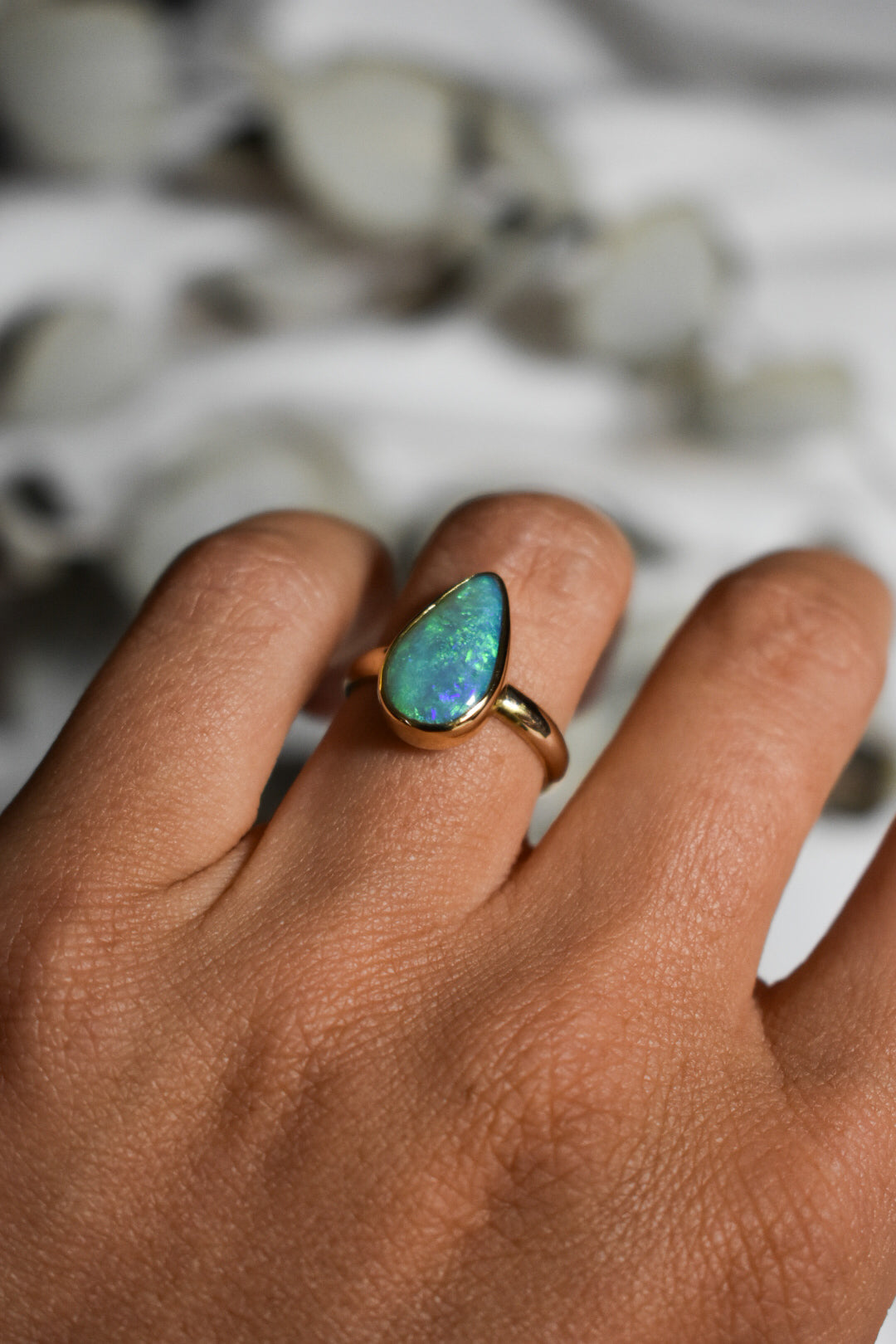 18K solid gold dark base Opal ring - size 6