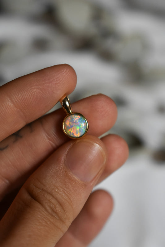 18k solid gold crystal opal pendant round