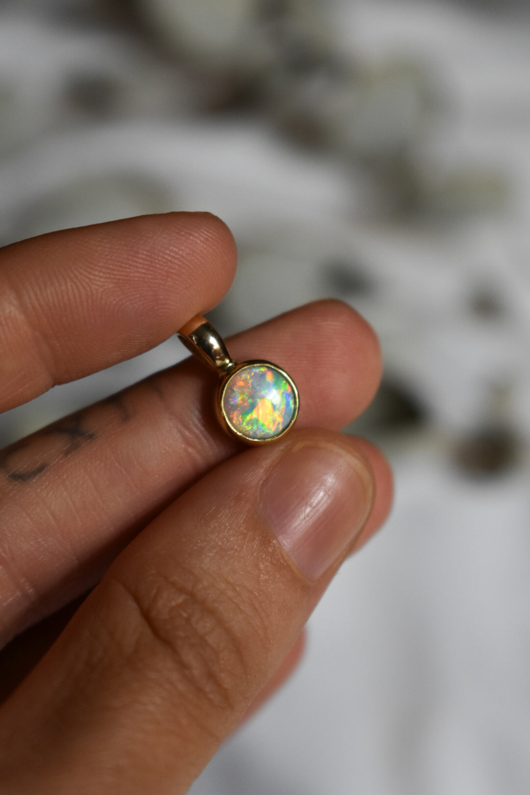 18k solid gold crystal opal pendant round