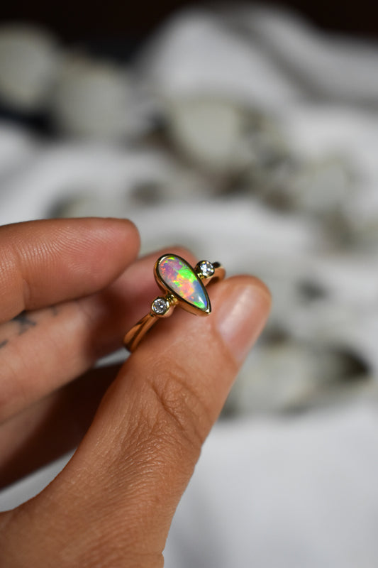 18K solid gold crystal Opal ring with diamonds - size 8